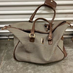 London Fog Roller Suitcase